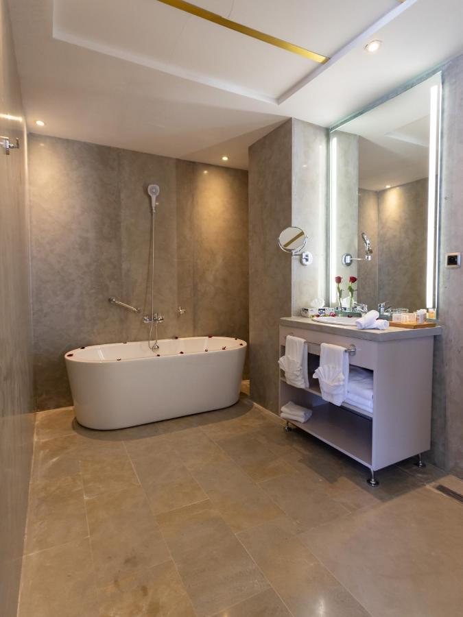 Mandarin Palace Hotel & Spa Tangeri Esterno foto Bathroom