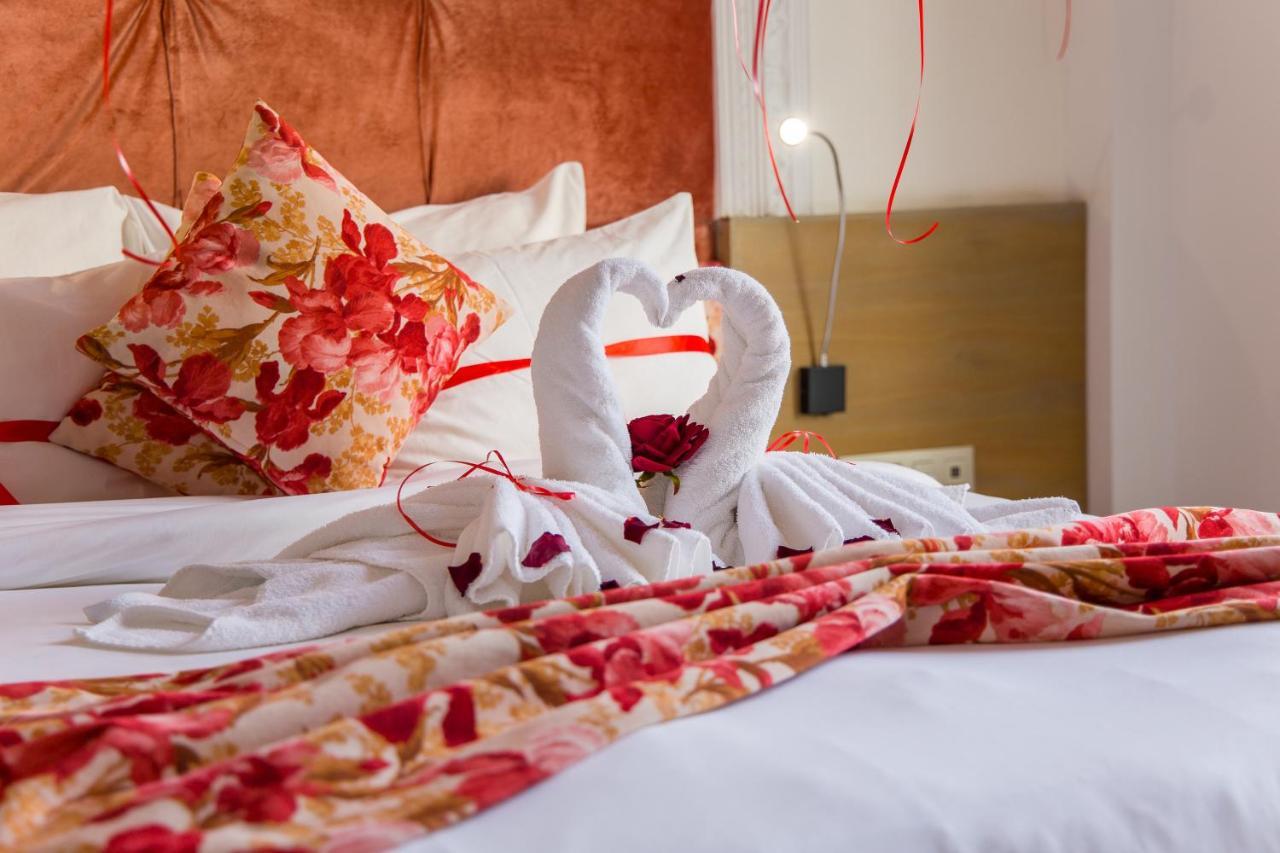 Mandarin Palace Hotel & Spa Tangeri Esterno foto A bed with a heart-shaped towel